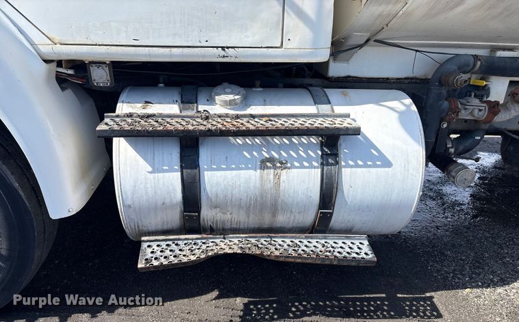 image for item FI0144 1995 International 8100 water truck