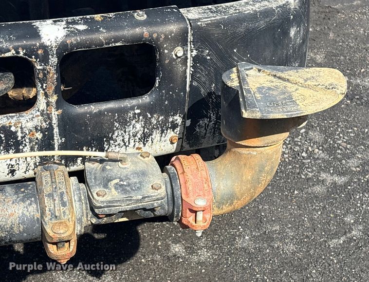 image for item FI0144 1995 International 8100 water truck