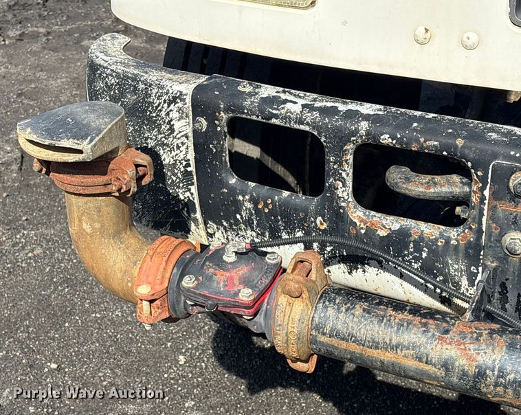 image for item FI0144 1995 International 8100 water truck