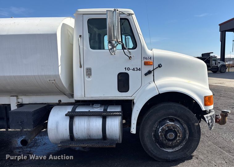 image for item FI0144 1995 International 8100 water truck