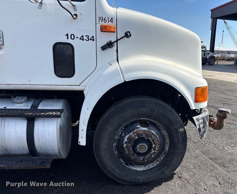 image for item FI0144 1995 International 8100 water truck