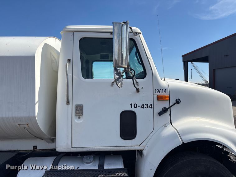 image for item FI0144 1995 International 8100 water truck