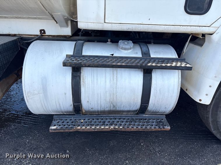 image for item FI0144 1995 International 8100 water truck