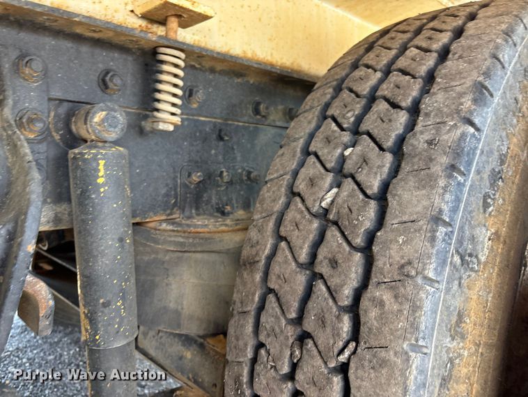 image for item FI0144 1995 International 8100 water truck