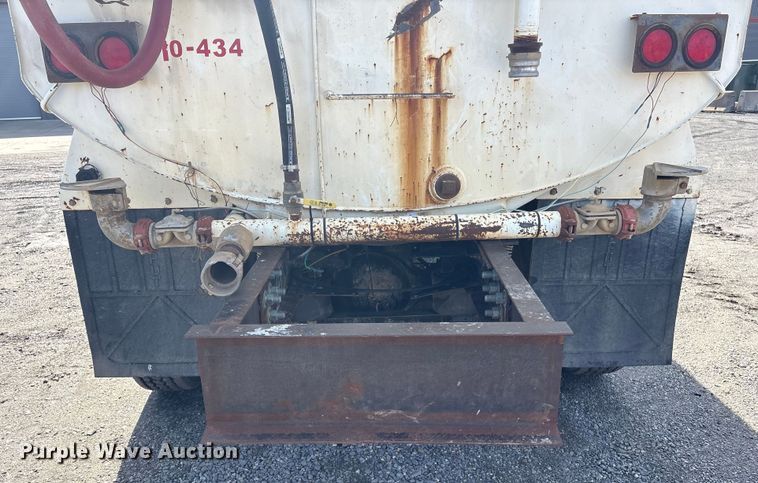 image for item FI0144 1995 International 8100 water truck