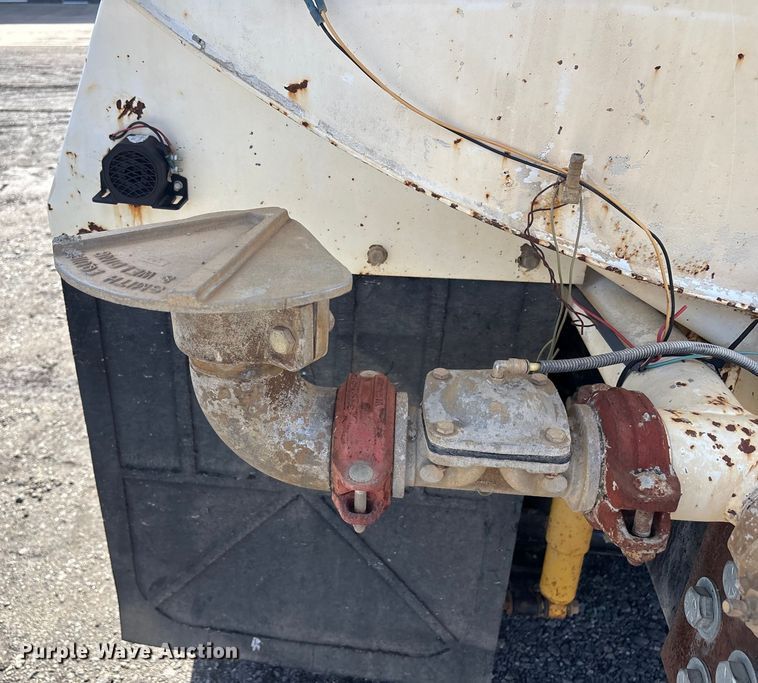 image for item FI0144 1995 International 8100 water truck