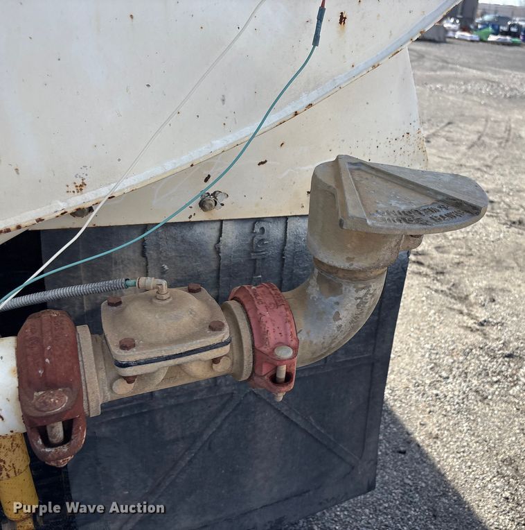 image for item FI0144 1995 International 8100 water truck