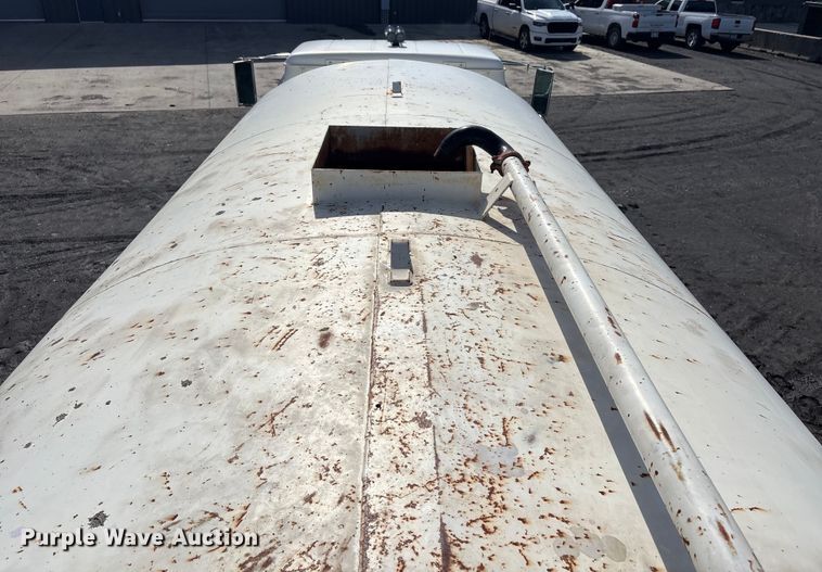 image for item FI0144 1995 International 8100 water truck