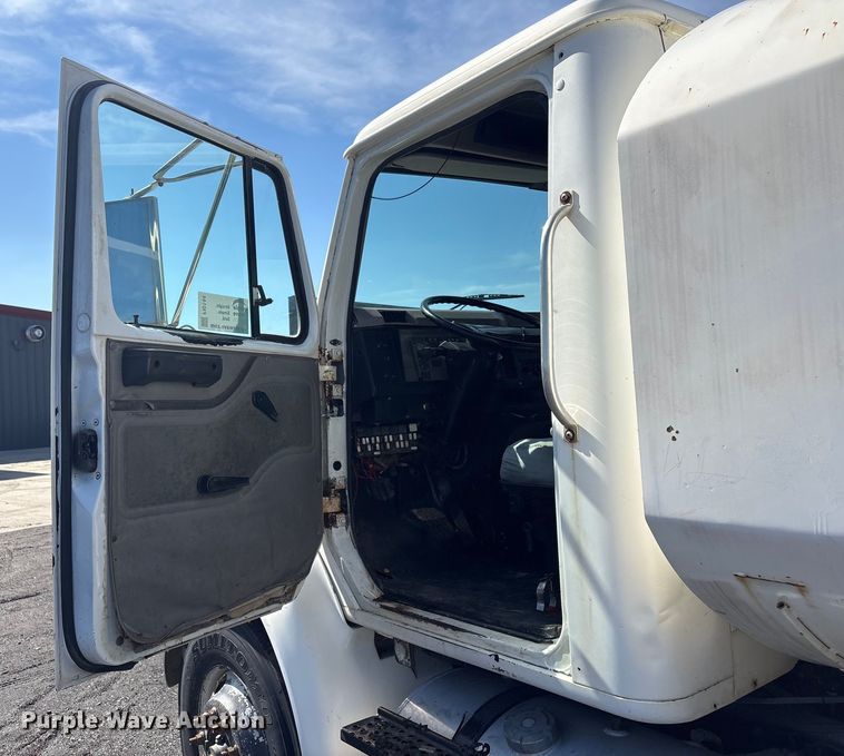 image for item FI0144 1995 International 8100 water truck