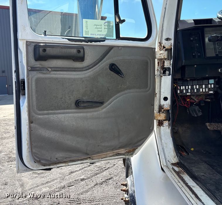 image for item FI0144 1995 International 8100 water truck