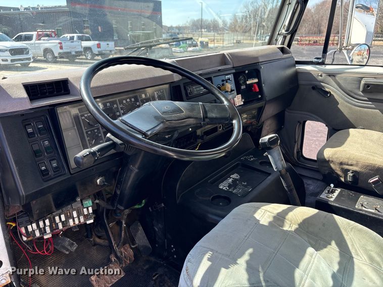 image for item FI0144 1995 International 8100 water truck