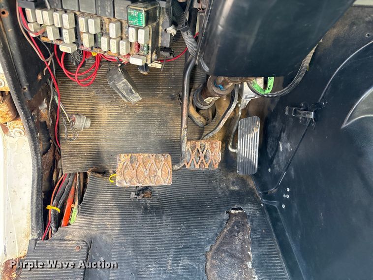 image for item FI0144 1995 International 8100 water truck