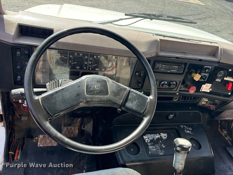 image for item FI0144 1995 International 8100 water truck