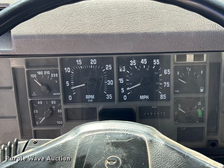 image for item FI0144 1995 International 8100 water truck