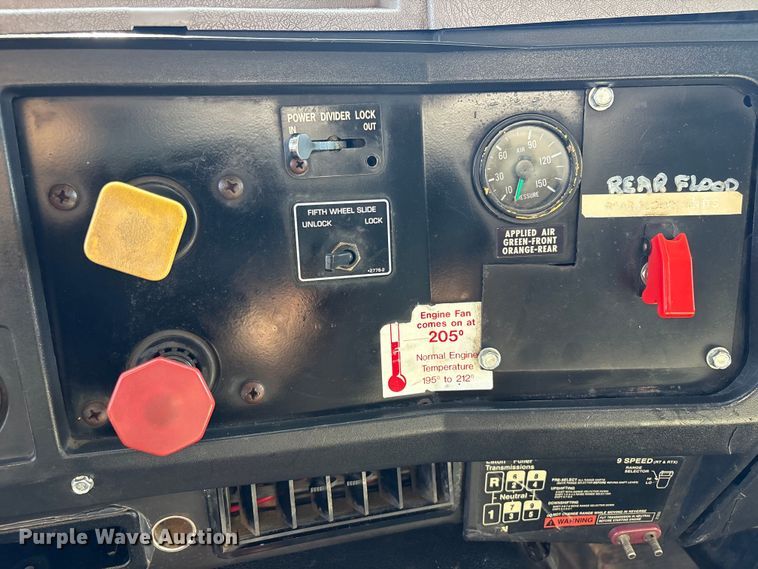 image for item FI0144 1995 International 8100 water truck