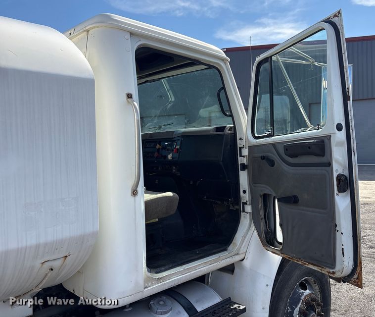 image for item FI0144 1995 International 8100 water truck