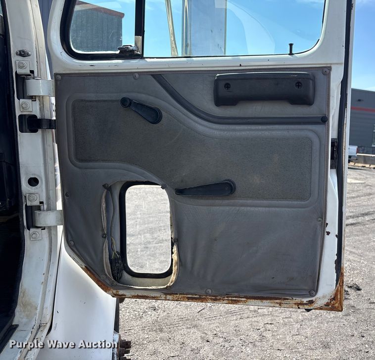 image for item FI0144 1995 International 8100 water truck