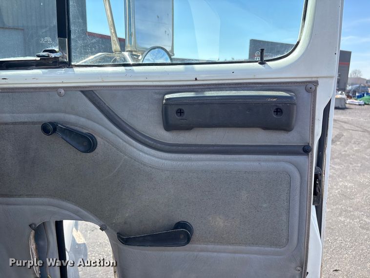 image for item FI0144 1995 International 8100 water truck