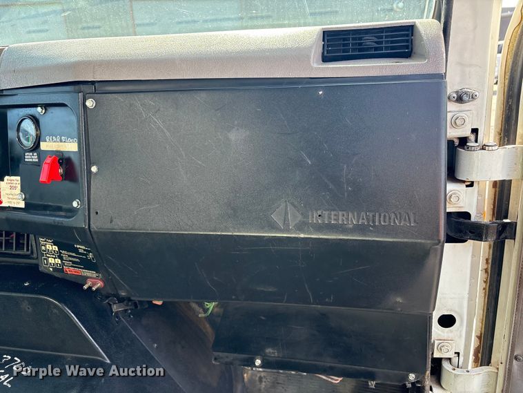 image for item FI0144 1995 International 8100 water truck