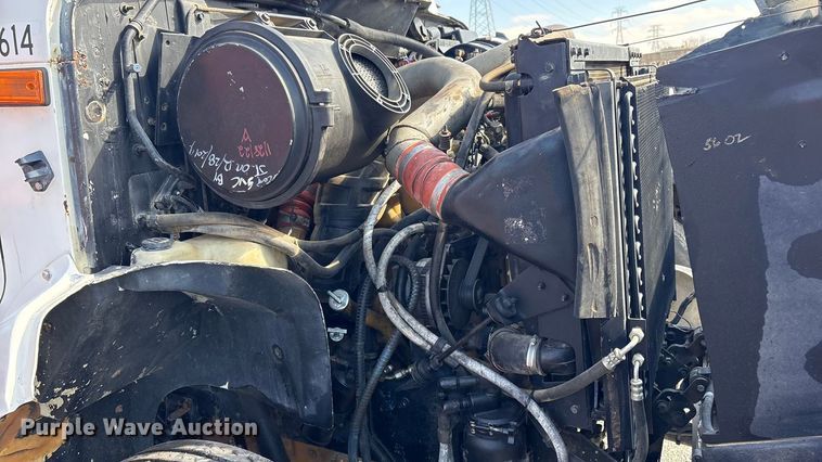 image for item FI0144 1995 International 8100 water truck