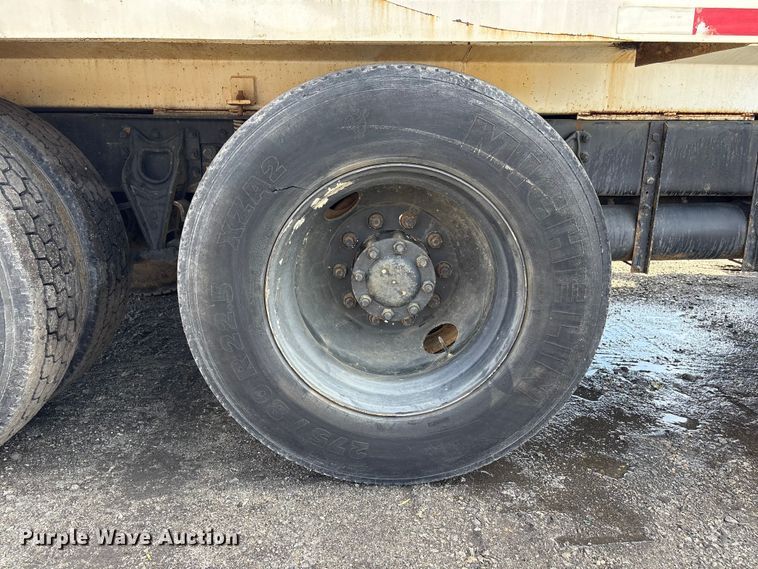 image for item FI0144 1995 International 8100 water truck