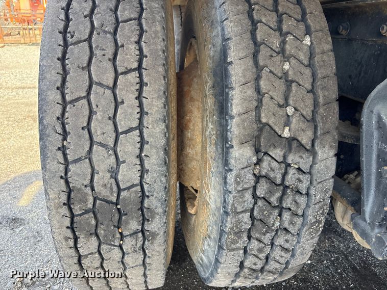 image for item FI0144 1995 International 8100 water truck