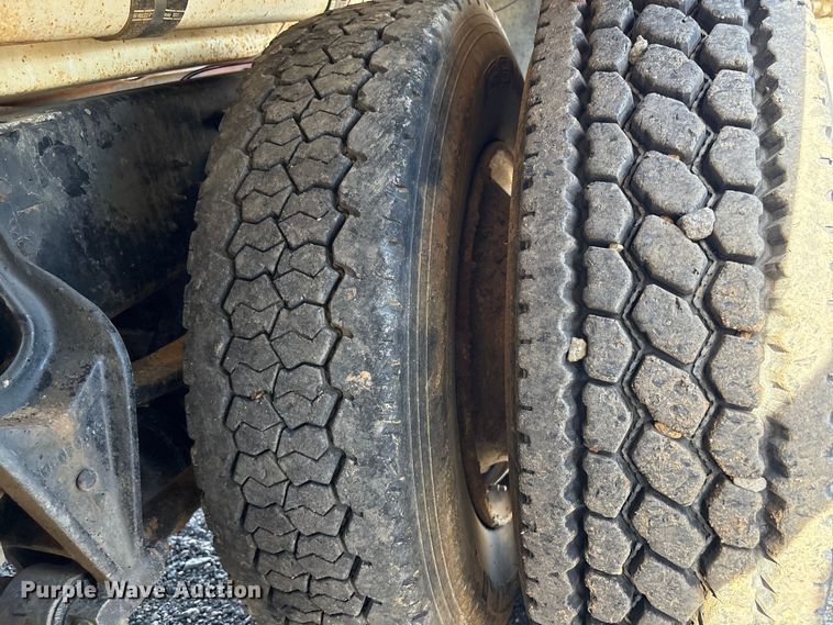 image for item FI0144 1995 International 8100 water truck