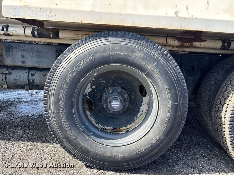 image for item FI0144 1995 International 8100 water truck