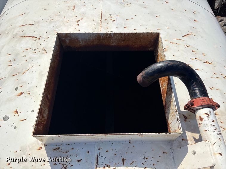 image for item FI0144 1995 International 8100 water truck