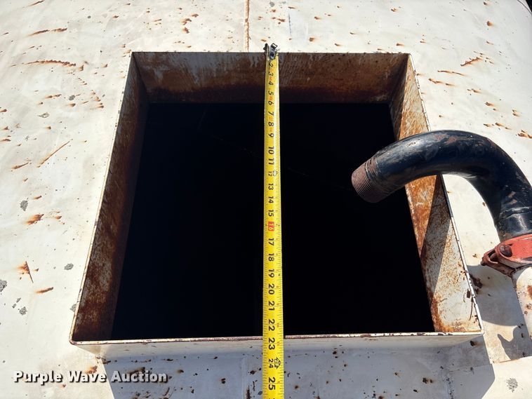 image for item FI0144 1995 International 8100 water truck