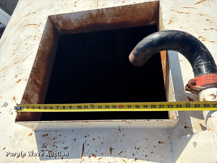 image for item FI0144 1995 International 8100 water truck