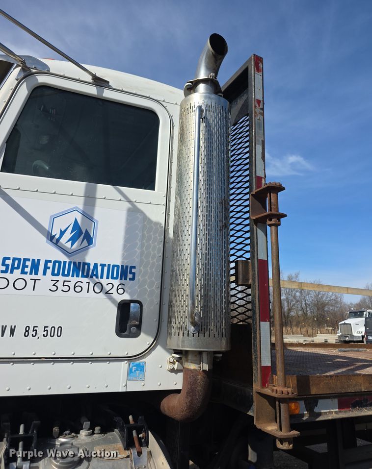 image for item FI0804 2006 Peterbilt 357 crane truck