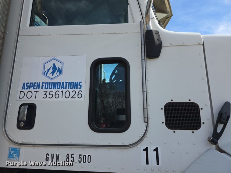 image for item FI0804 2006 Peterbilt 357 crane truck