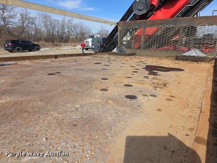 image for item FI0804 2006 Peterbilt 357 crane truck