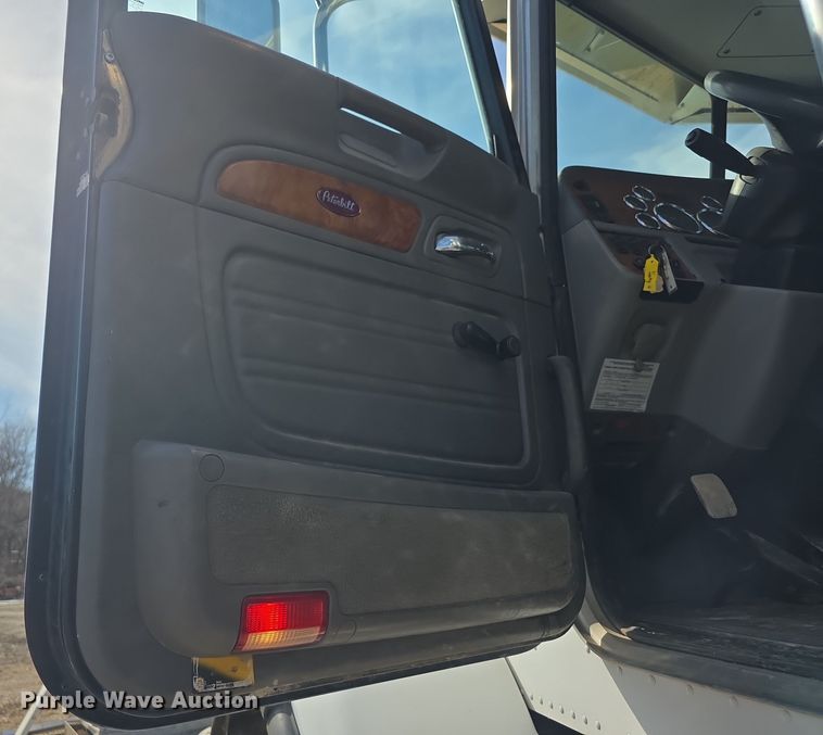 image for item FI0804 2006 Peterbilt 357 crane truck