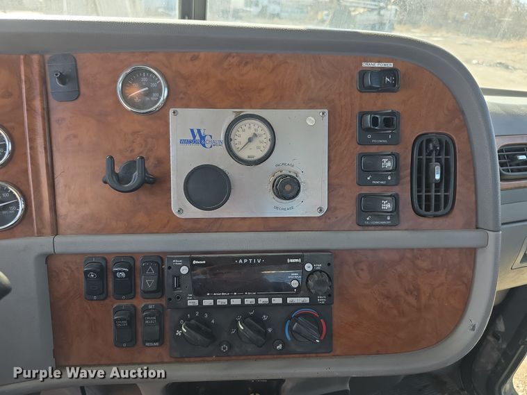 image for item FI0804 2006 Peterbilt 357 crane truck