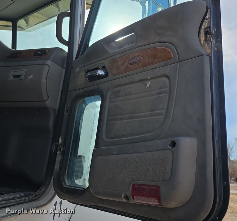 image for item FI0804 2006 Peterbilt 357 crane truck