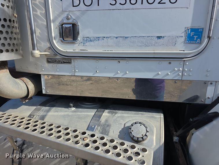 image for item FI0805 Kenworth T800 flatbed truck