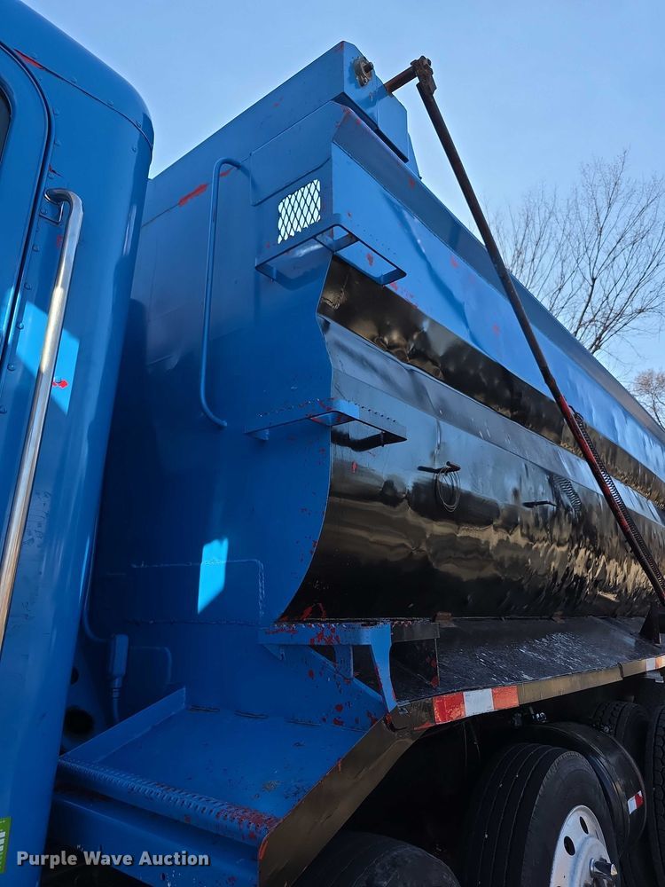 image for item FI0897 1996 Peterbilt 357 dump truck