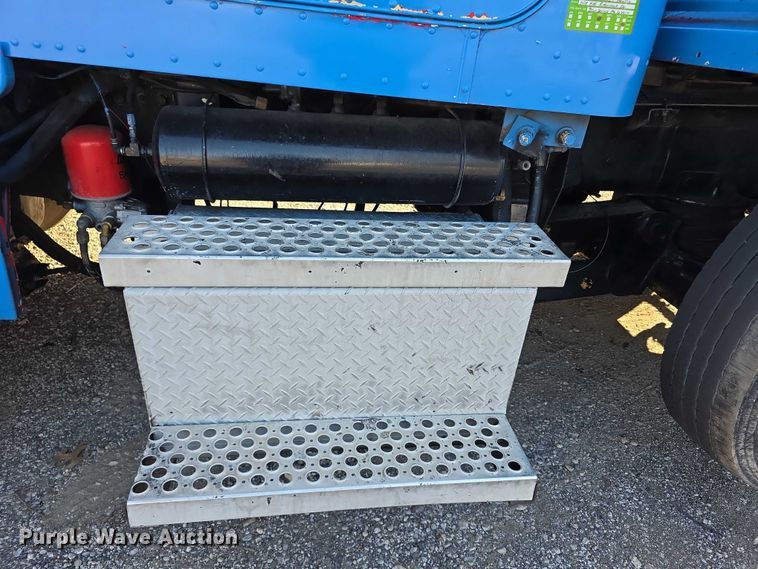 image for item FI0897 1996 Peterbilt 357 dump truck