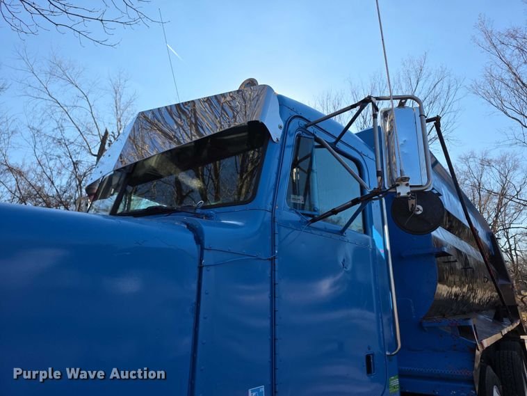 image for item FI0897 1996 Peterbilt 357 dump truck