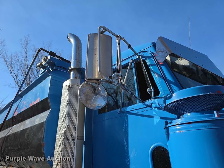 image for item FI0897 1996 Peterbilt 357 dump truck