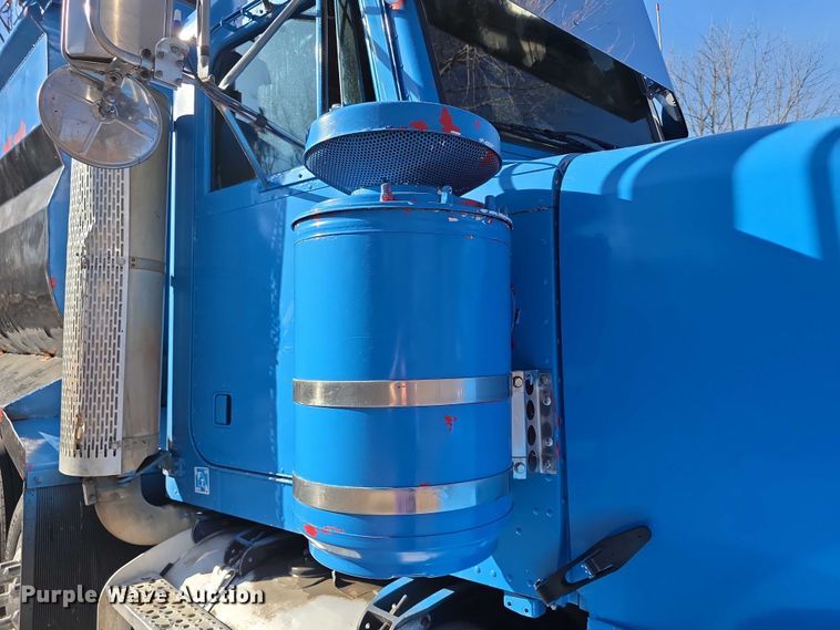 image for item FI0897 1996 Peterbilt 357 dump truck