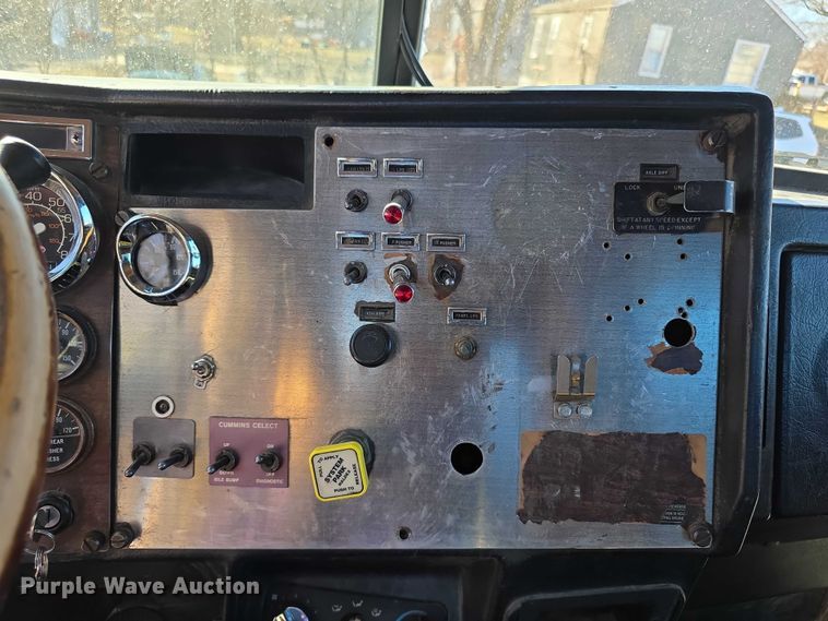 image for item FI0897 1996 Peterbilt 357 dump truck