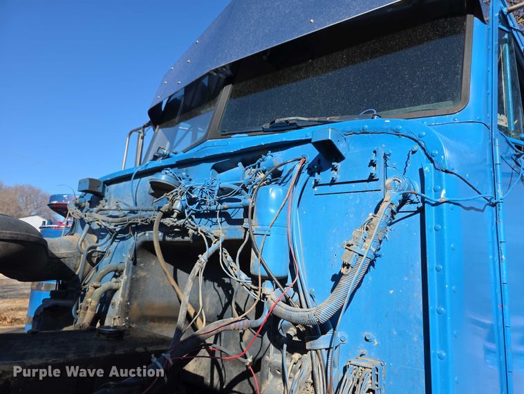 image for item FI0897 1996 Peterbilt 357 dump truck