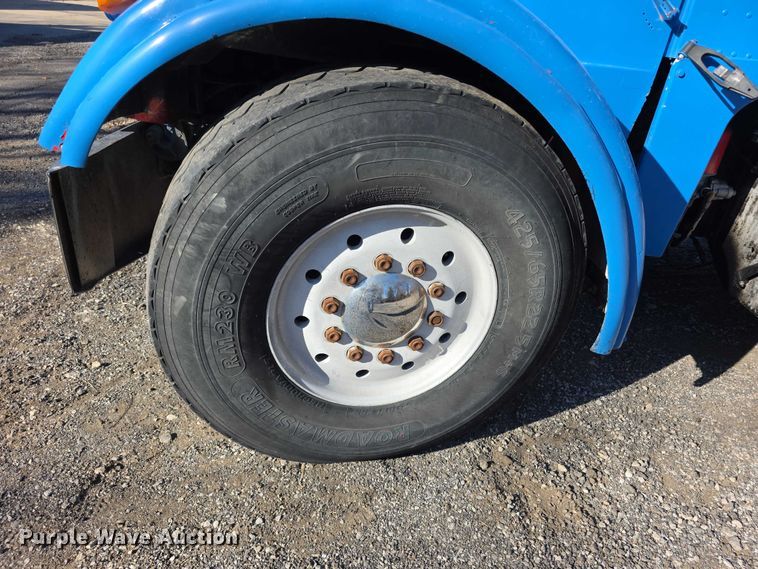 image for item FI0897 1996 Peterbilt 357 dump truck