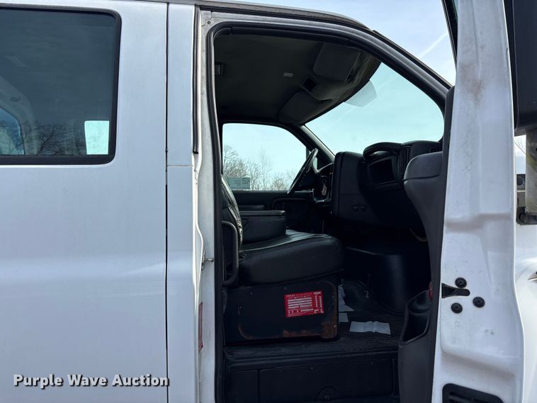 image for item FK1172 2006 GMC C7500 Crew Cab infrared asphalt heater truck