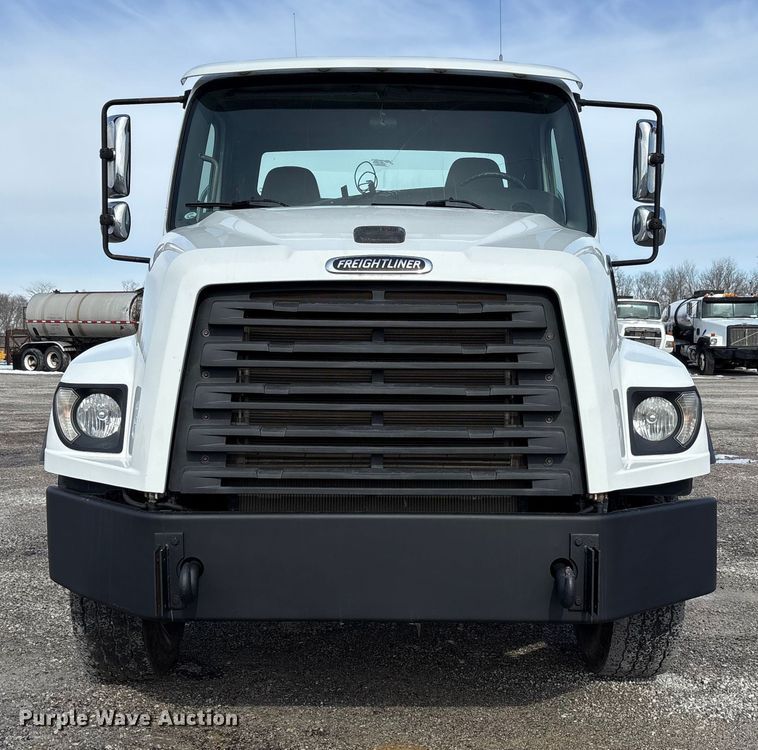 image for item FK1176 2014 Freightliner 114SD truck cab and chassis