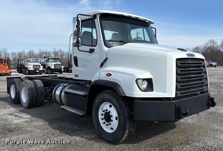 image for item FK1176 2014 Freightliner 114SD truck cab and chassis