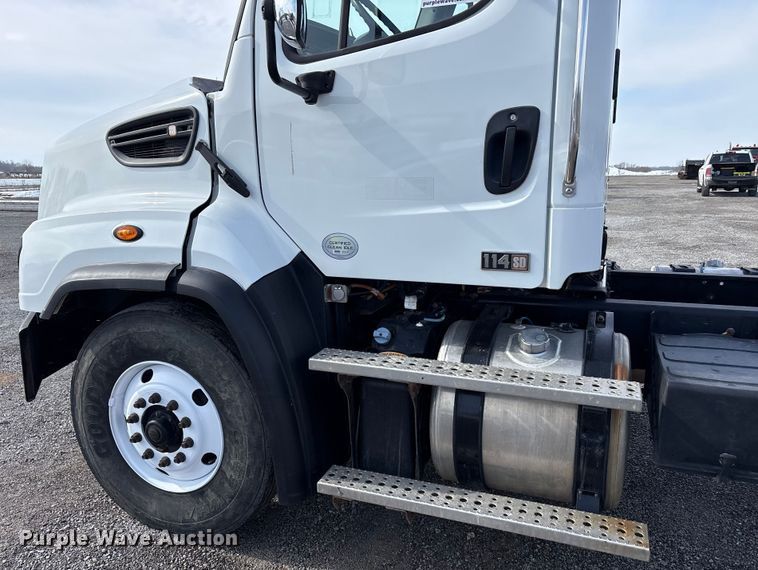 image for item FK1176 2014 Freightliner 114SD truck cab and chassis